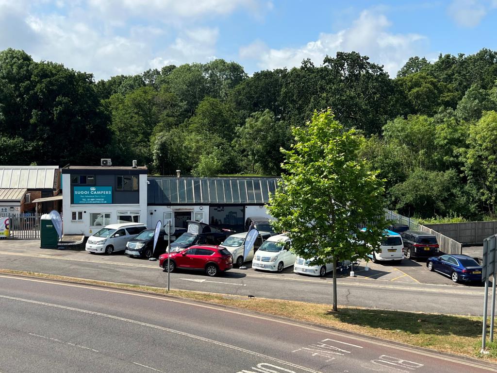 Lot: 9 - FREEHOLD TOWN CENTRE COMMERCIAL INVESTMENT - Freehold Commercial Investment For Sale Fareham Hampshire